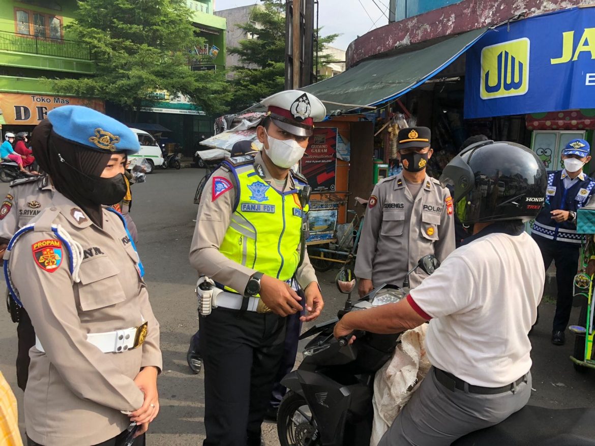 Dalam Ops Keselamatan Lodaya Tahun 2022, Polres Banjar Bagikan Masker kepada Pengguna Masyarakat