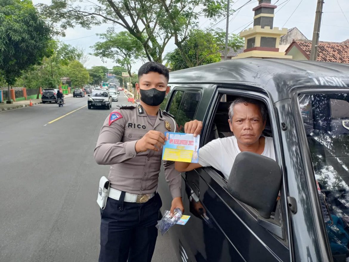 Sat Lantas Polres CIamis Melaksanakan Sosialisasi dan Edukasi  Prokes Berupa Pemberian Masker dan Penempelan Striker