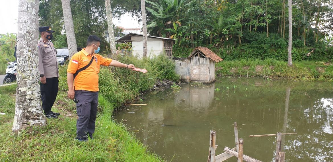 Polisi Dan Tim Inafis Datangi Penemuan Mayat Perempuan Menggambang Di Kolam