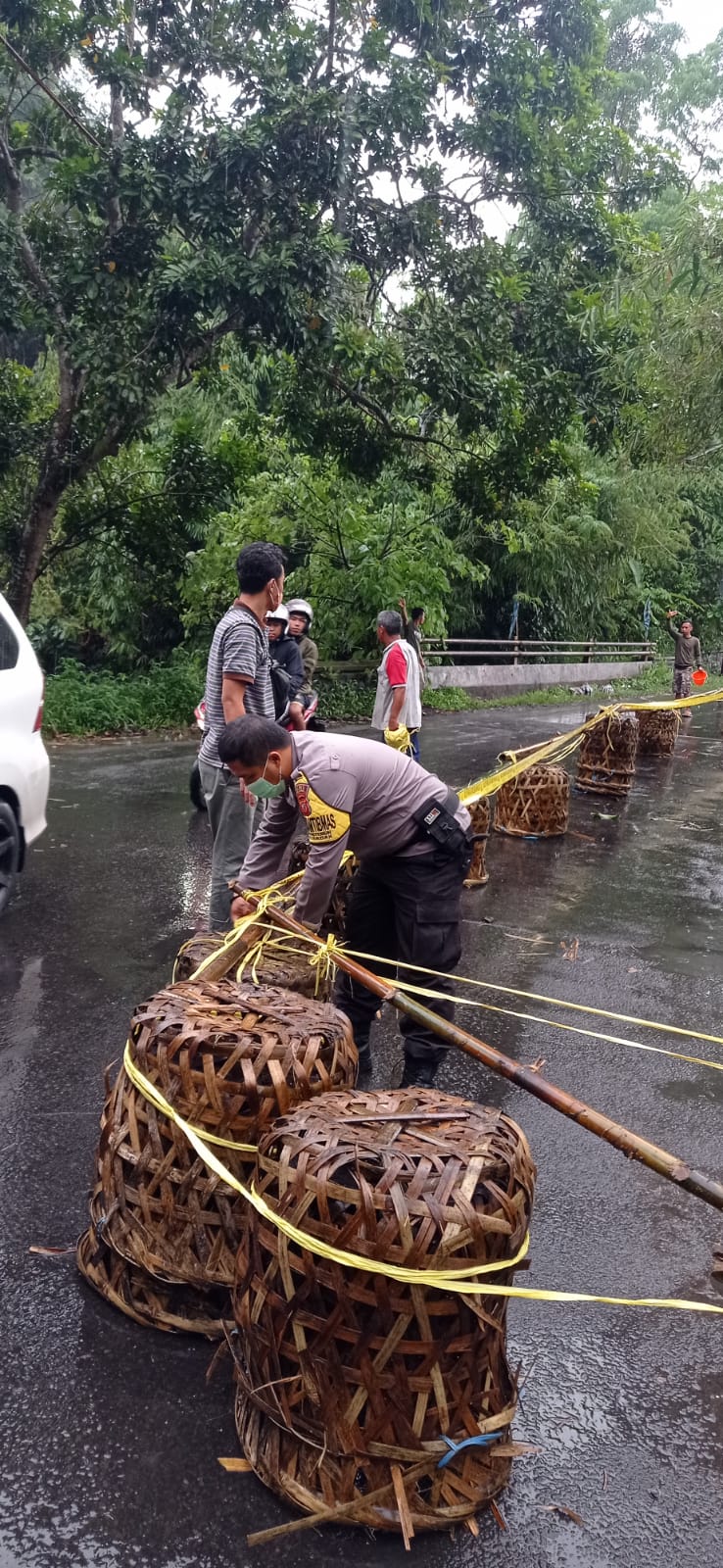 Polisi Pasang Barrier Sementara Pada Jalan Yang Rusak