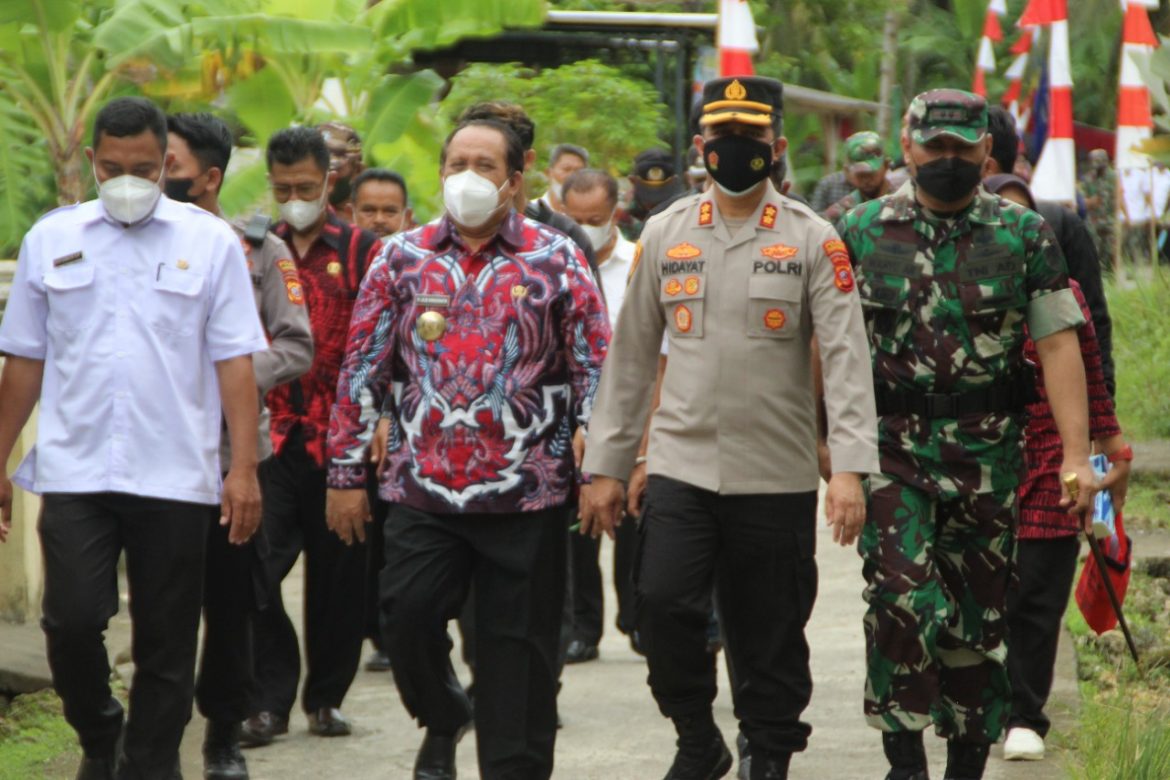 Dandim 0613/Ciamis Letakan Batu Pertama Pembangunan Jembatan Simpay Asih Penghubung Dua Desa