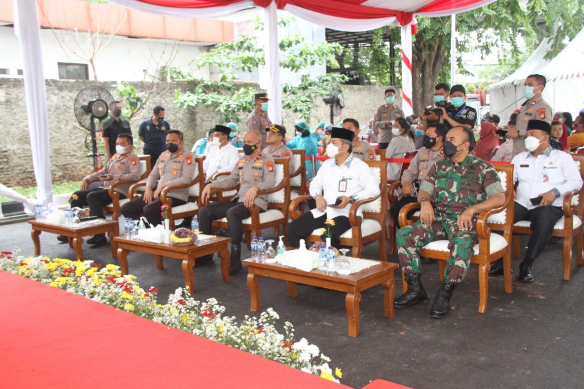 Polres Metro Jakarta Barat Menggelar Kegiatan Vaksinasi Booster Serentak Yang Berlokasi Di kantor Baru Polres Metro Jakarta Barat Daan Mogot Jakarta Barat