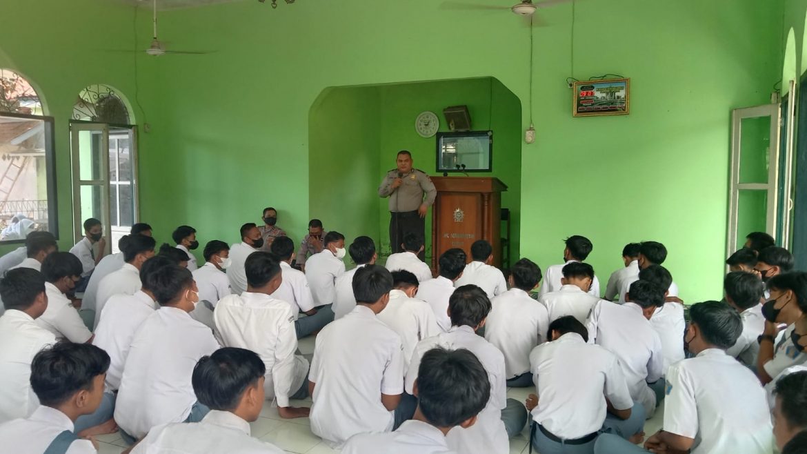 Kapolsek bersama Personel Polsek Banjar Bantu Pembangunan Ponpes Miftahul Khair