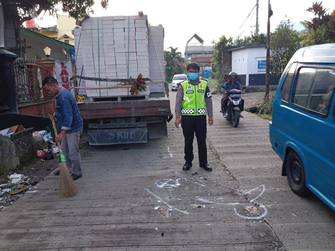 Unit Gakkum Polres Bogor Evakuasi Pengendara Motor Tewas Akibat Menabrak Belakang Truk