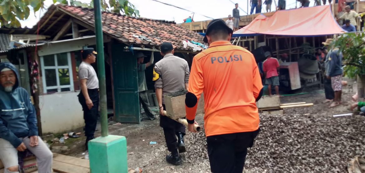 Polisi Bantu Pembangunan Ponpes Miftahul Khair