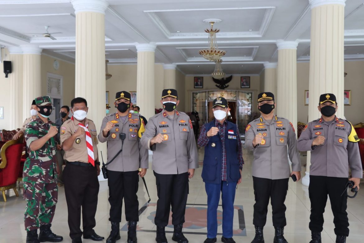 Wakapolda Jabar Didampingi Bupati Dan Kapolres Tinjau Vaksinasi Presisi Serentak Di Majalengka