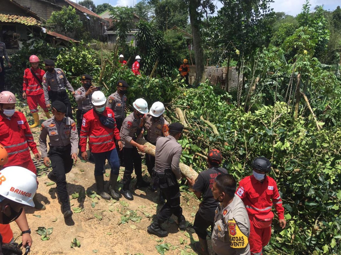 Tim SAR Sat Brimob Polda Jabar Terjun Langsung Bantu Warga Sukabumi Yang Terkena Dampak Bencana Angin Puting Beliung