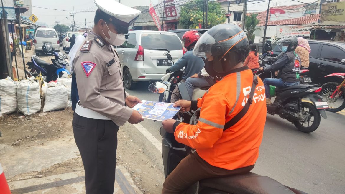 Ops Keselamatan Lodaya 2022, Polsek Sukaraja Lakukan Pembagian Masker