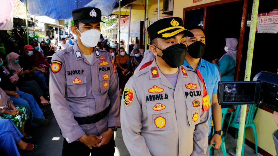 Polsek Cengkareng Jakarta Barat Melakukan Percepatan Vaksinasi Covid-19 Dosis Kedua Dan Booster Di RW03, Kelurahan Kedaung Kali Angke, Kecamantan Cengkareng, Jakarta Barat