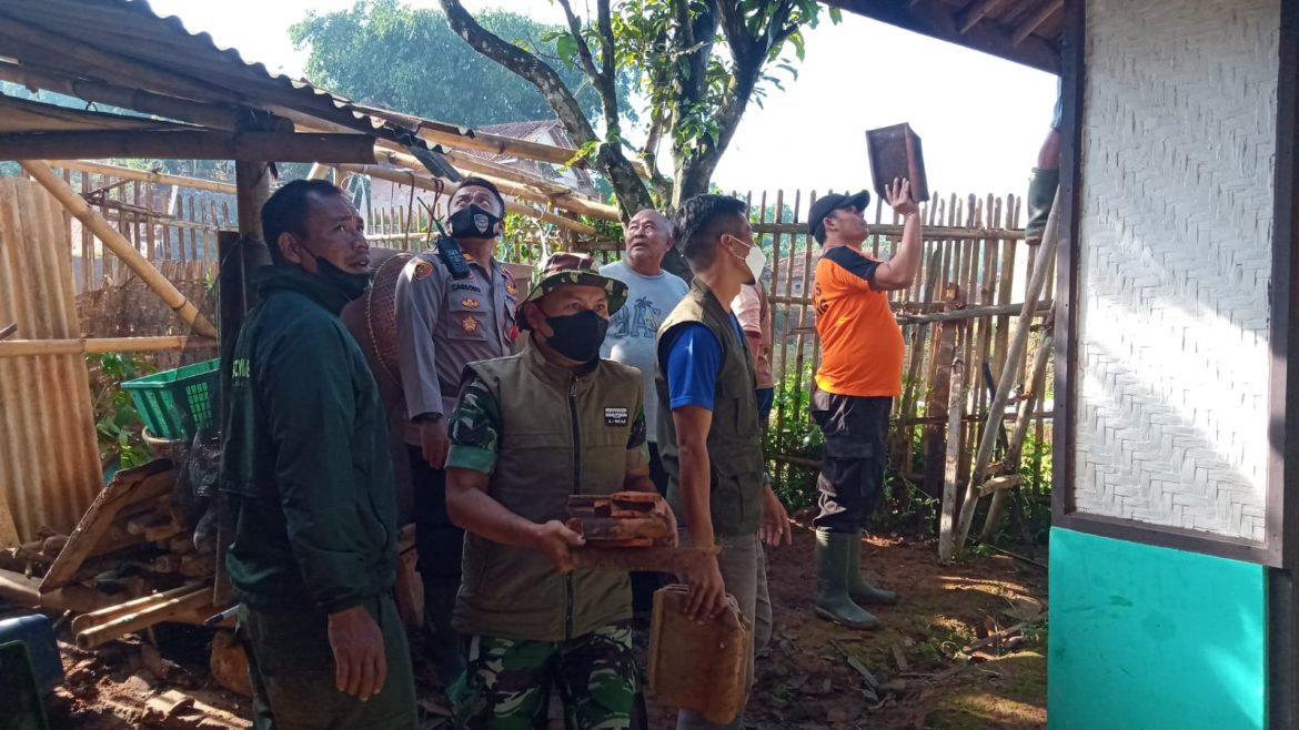 Sinergitas TNI Polri Bersama Warga Gotong Royong Benahi Rumah Yang Diterjang Puting Beliung