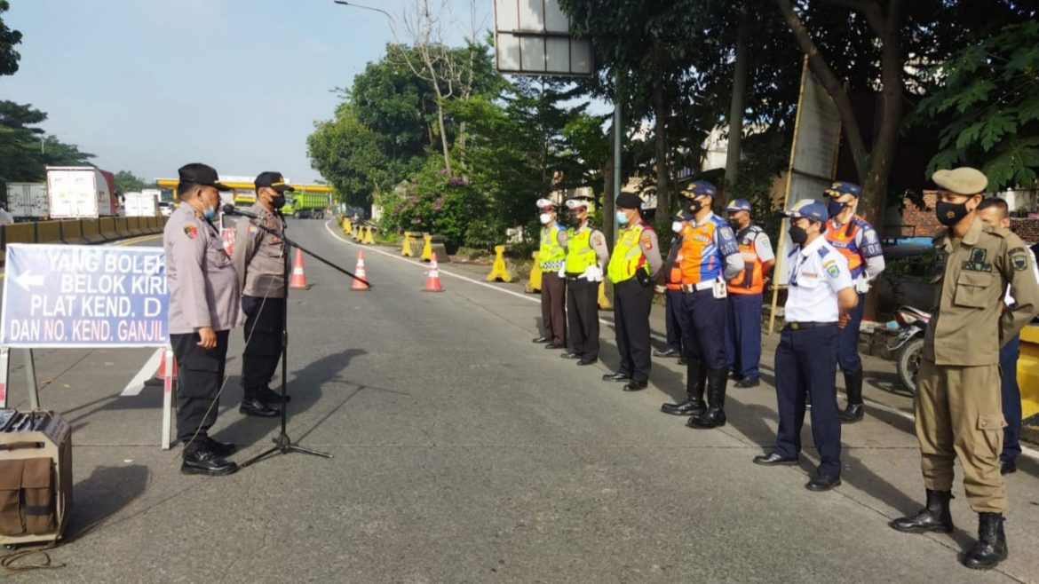Kapolsek Astanaanyar Pimpin Operasi Gabungan Penerapan Ganjil-Genap Di Gate Tol Moch.Toha