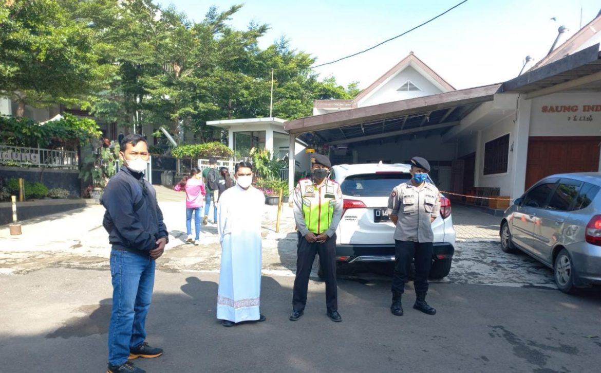 Polsek Babakan Ciparay Polrestabes Bandung Monitoring Dan Pengamanan Di Gereja St.Gabriel Gandarusa