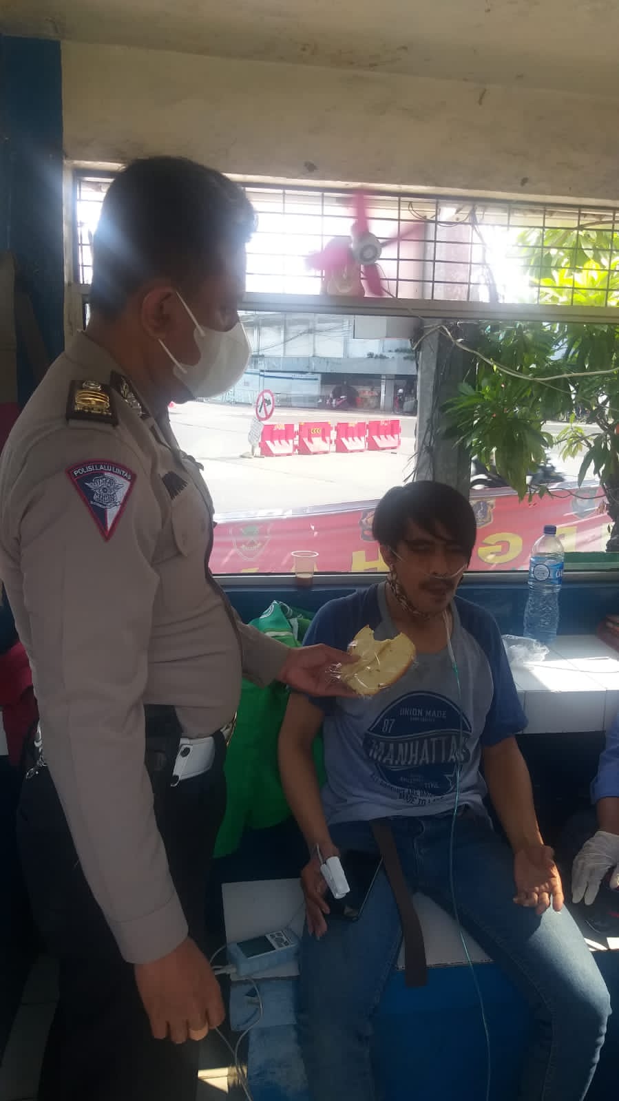 Anggota Polisi lalu lintas Sat lantas Jakarta Barat Membantu Driver Online