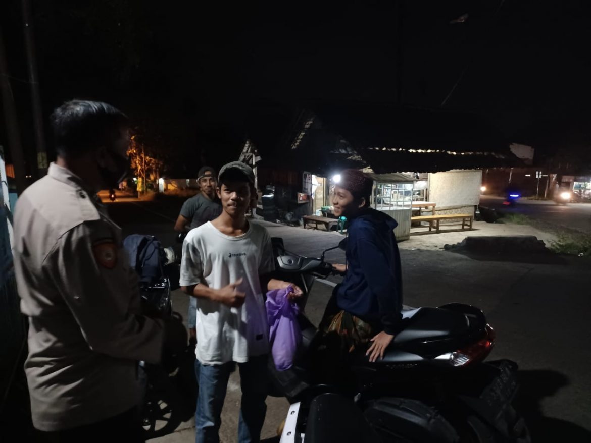 Patroli Jaga Kamtibmas, Anggota Polsek Pabuaran Polres Serkot Silahturahmi&nbsp; masyarakat Pabuaran