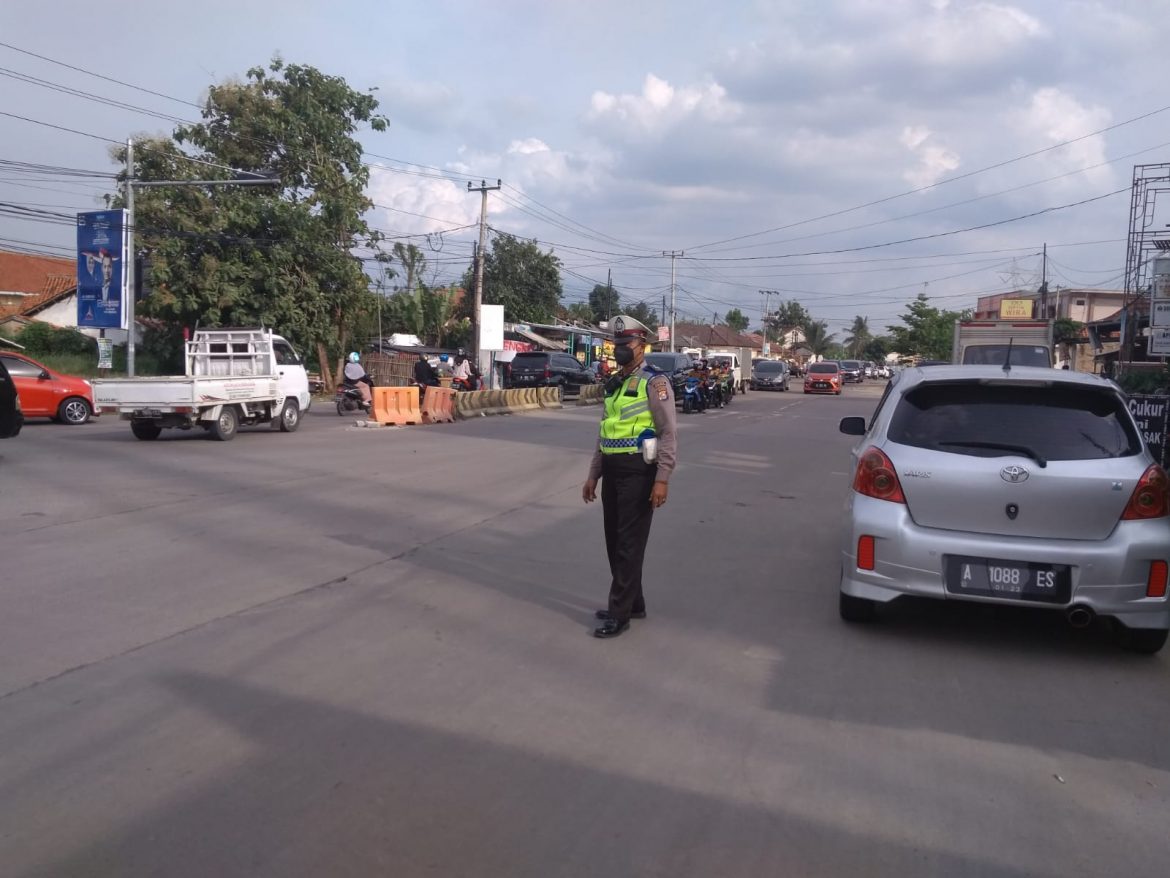 Berikan Pelayanan Pagi Polsek Cipondoh Jaya Polres Serkot Gatur Lalin di Pertigaan Lampu Merah Cipocok jaya