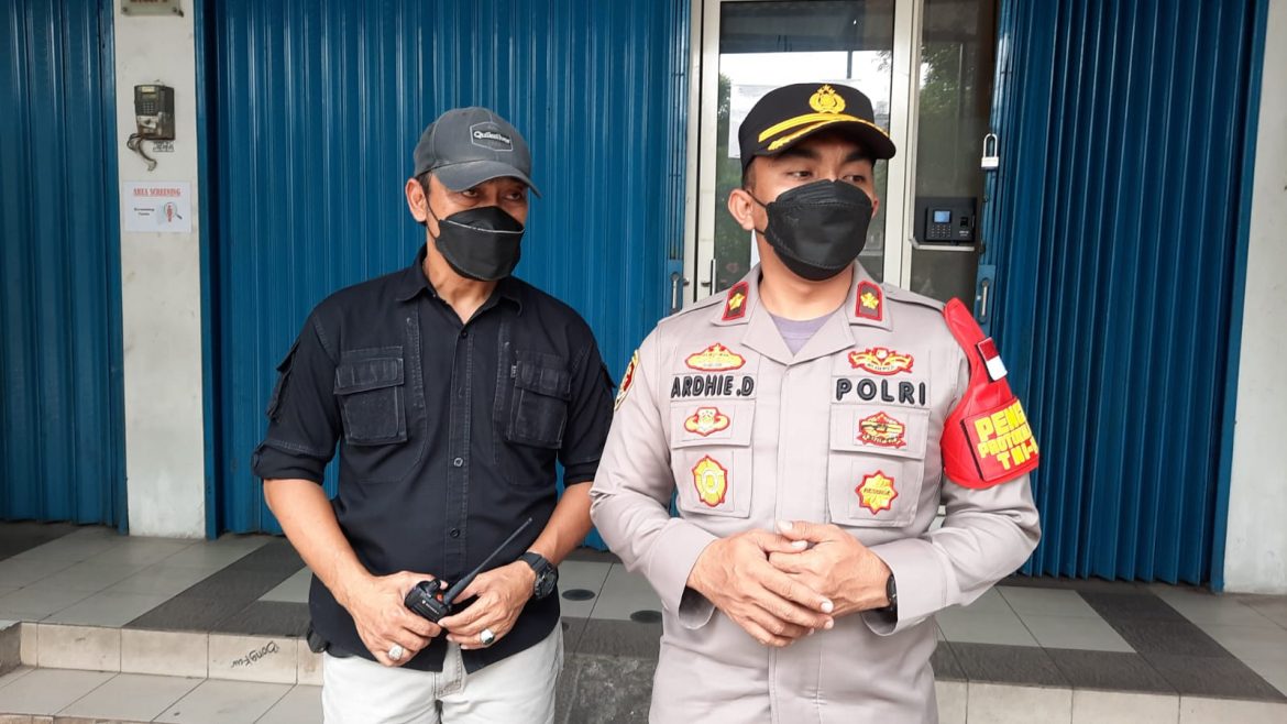  Polsek Cengkareng Olah Tkp laporan Warga Adanya Pencurian Di Ruko Malibu Daerah cengkareng