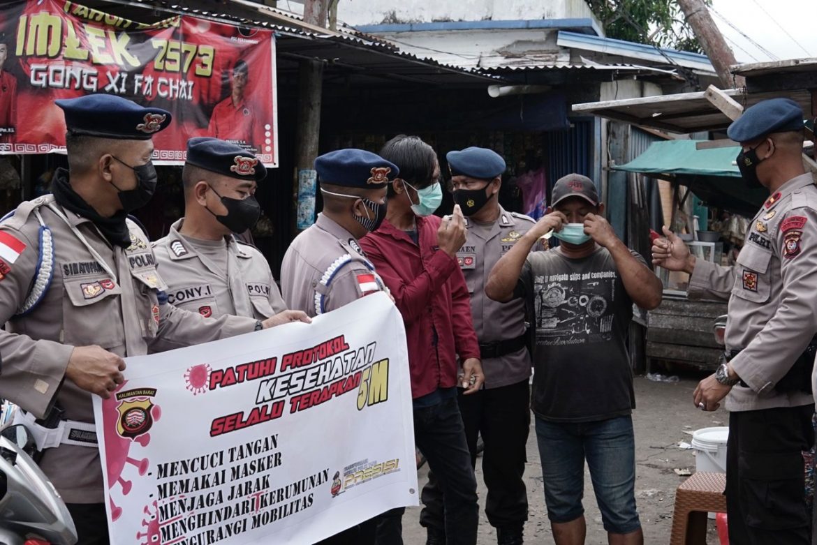 Dalam Mendukung Pemerintah Menekan Angka Penyebaran Covid-19 di Provinsi Kalimantan Barat Satbrimob Polda Kalbar Melakukan Patroli Protokol Kesehatan Tempat Keramaian