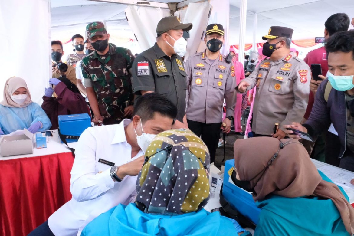 Kapolda Jabar Tinjau Pelaksanaan Vaksinasi Untuk Masyarakat Di Taman Ir.H. Juanda