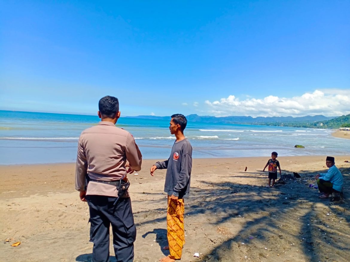 Polisi Cek Situasi Pantai Pasca Terjadinya Gempa Diwilayah Pesisir