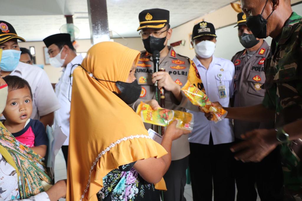 Polres Kendal Bagikan Sembako Dan Minyak Goreng Untuk Warga Yang Divaksin