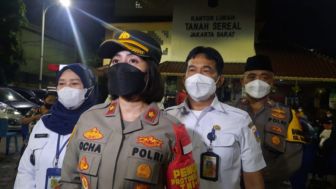 Polsek Tambora Jakarta Barat menggelar vaksinasi Covid-19 malam hari Di Halaman Kelurahan Tanah Sereal