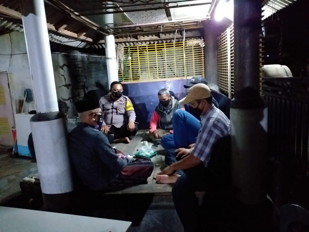 Bhabinkamtibmas Polsek Mauk Polresta Tangerang Siskamling di Desa Kosambi