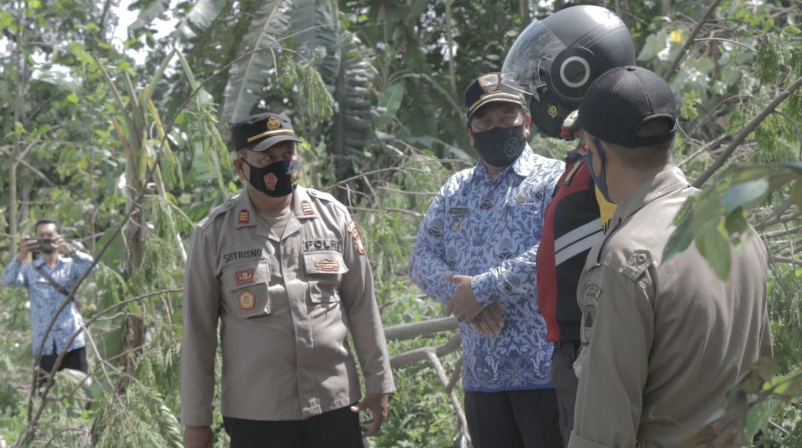 Polisi Tinjau Jalan Amblas Di Buahdua Sumedang