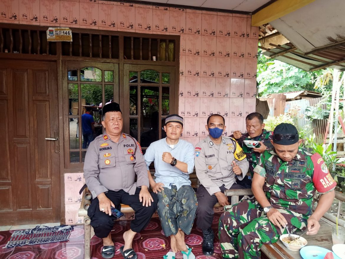 Jajaran Polsek Panongan Polresta Tangerang Melaksanakan Kegiatan Pembagian Masker di City Market Citra Raya