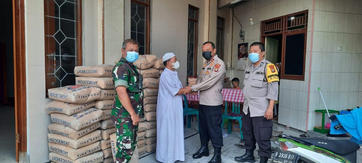 Polsek &nbsp;kalideres Memberikan Bantuan &nbsp;Matrial Bangunan &nbsp;Musholla Di Daerah Tegal Alur, Jakarta Barat