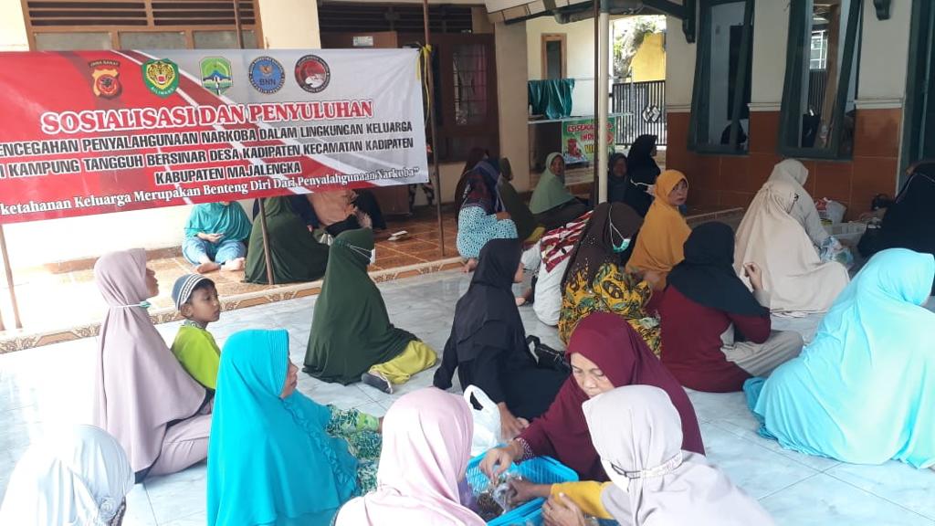 Polisi Sosialisasi Dan Penyuluhan Cegah Narkoba Di Kampung Tangguh Bersinar