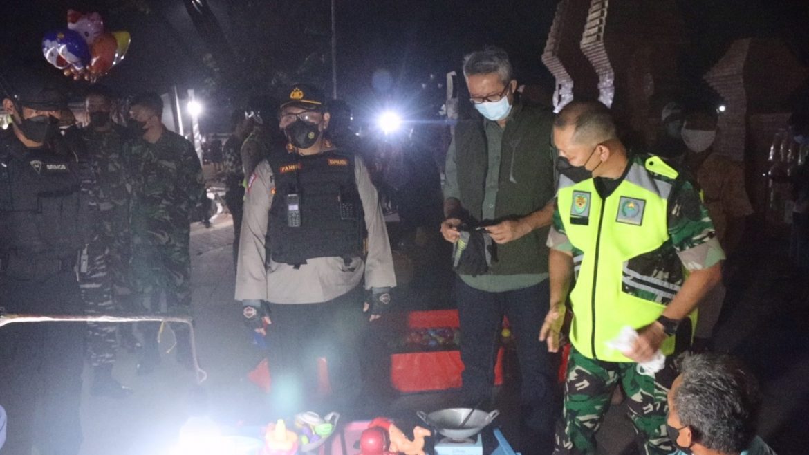 Polisi Himbau Warga Secara Humanis Dan Bagikan Masker Dalam Patroli Skala Besar Forkopimda