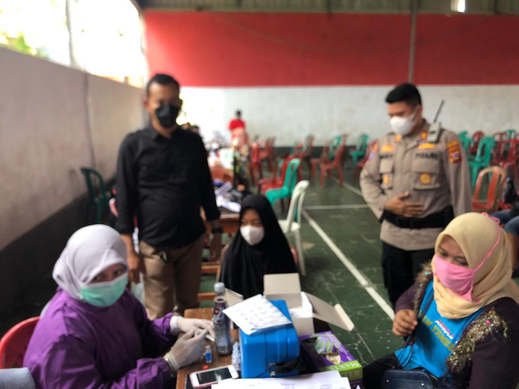 Gelaran Vaksinasi Presisi, Polisi Berikan Motivasi Pada Masyarakat Dan Nakes