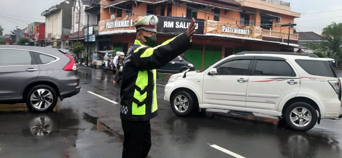 Tanpa Lelah, Personel Polres Banjar Laksanakan Pelayanan Gatur Pagi