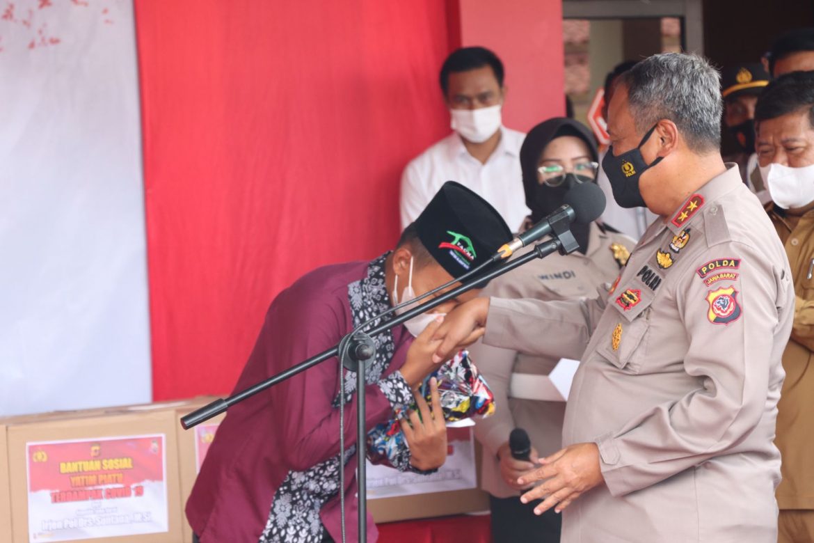 Kapolda Jabar Tinjau Vaksinasi Presisi Serentak Dan Salurkan Bansos Di Polres Majalengka