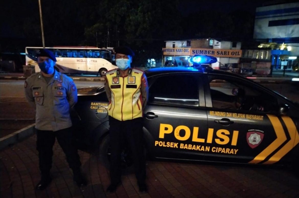 Tekan Angka Kriminalitas, QR Polsek Bacip Polrestabes Bandung Rutin Yanmas Malam Bandung Lautan Biru