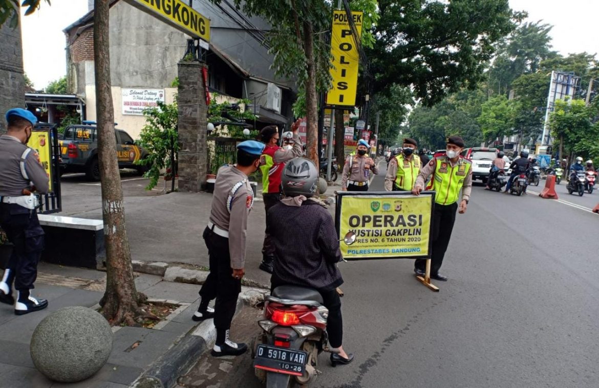 Cegah Penyebaran Varian Omicron Covid-19 Polsek Lengkong Operasi Yustisi Stationer Dan Mobile