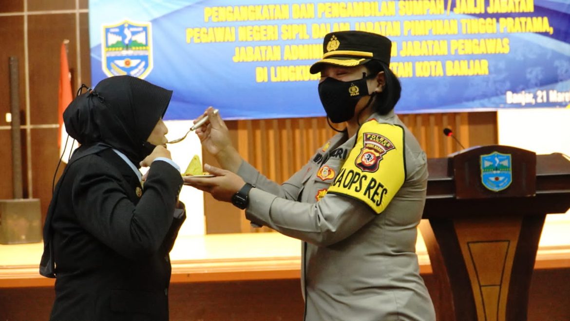 Genap Berusia 69 Tahun, Kapolres Banjar Beri Kejutan Kepada Wali Kota Banjar