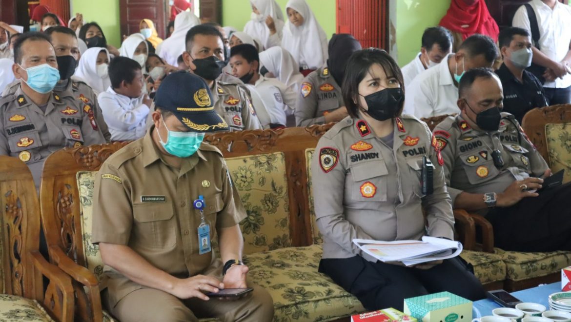 Wakapolres Kubu Raya Hadiri Zoom meeting Vaksinasi Serentak Di SDN 47 Desa Kuala Dua Sungai raya