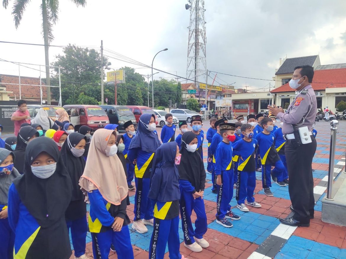 Tanamkan Sejak Dini, Polisi Berikan Penyuluhan Lalulintas Kepada Murid MI Plus Istiqomah