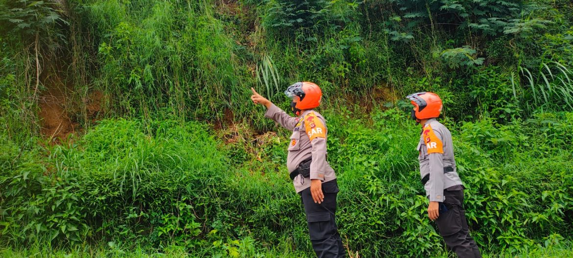 Patroli Sat Brimob Polda Jabar Cek Tebing Rawan Longsor Di Masa Cuaca Ektrim