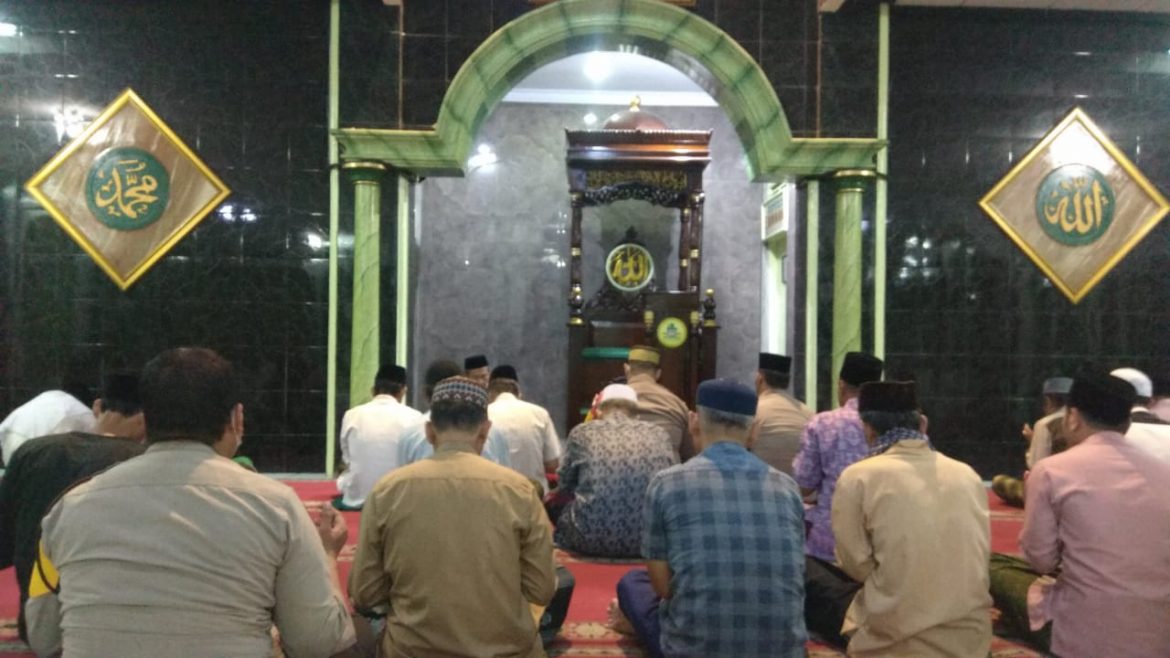 Kapolsek kalideres Melakukan  Sholat Subuh  Menjelang Bulan Suci Ramadhan Di wilayah Kali Deres