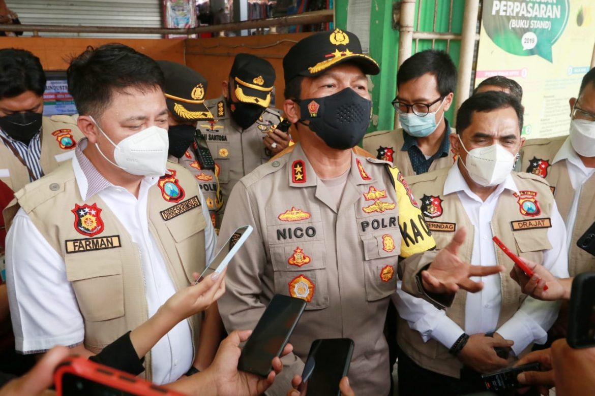 Kapolda Jatim bersama Forkopimda dan Satgas Pangan Jatim Cek Ketersediaan Minyak Goreng Curah dan Kemasan di Pasar Wonokromo