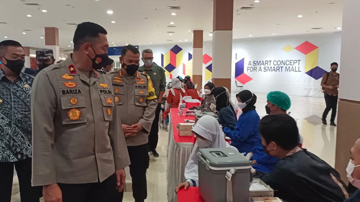 Wakapolda Jabar Pantau Langsung Pelaksanaan Vaksinasi Covid -19 Di Polres Cirebon Kota