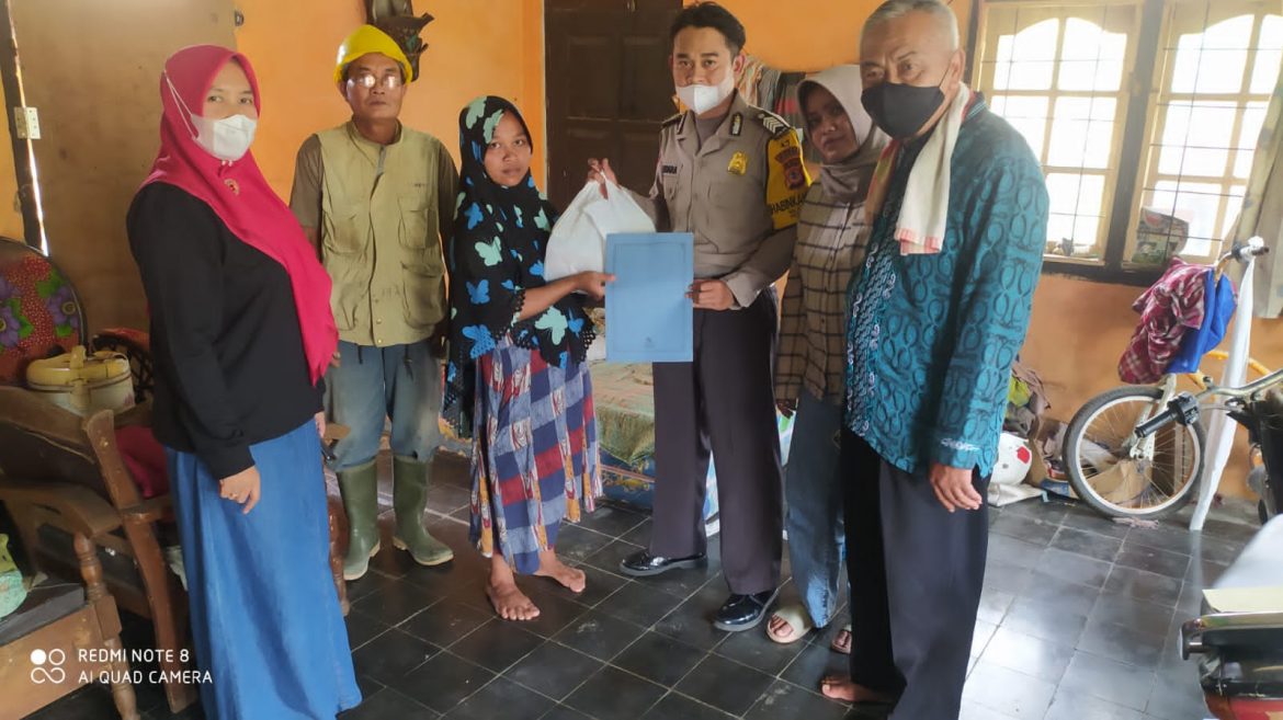 Korban Rumah Roboh Terima Paket Sembako Dari Polisi