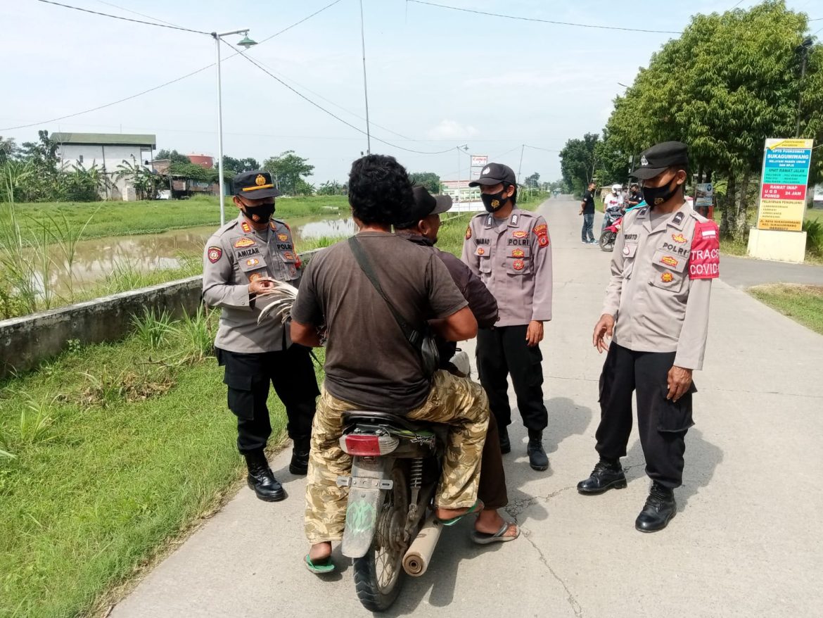 Percepat Program Vaksinasi, Polisi Bersama Muspika Lakukan Pengecekan Kartu Vaksin Sasar Pengguna Jalan
