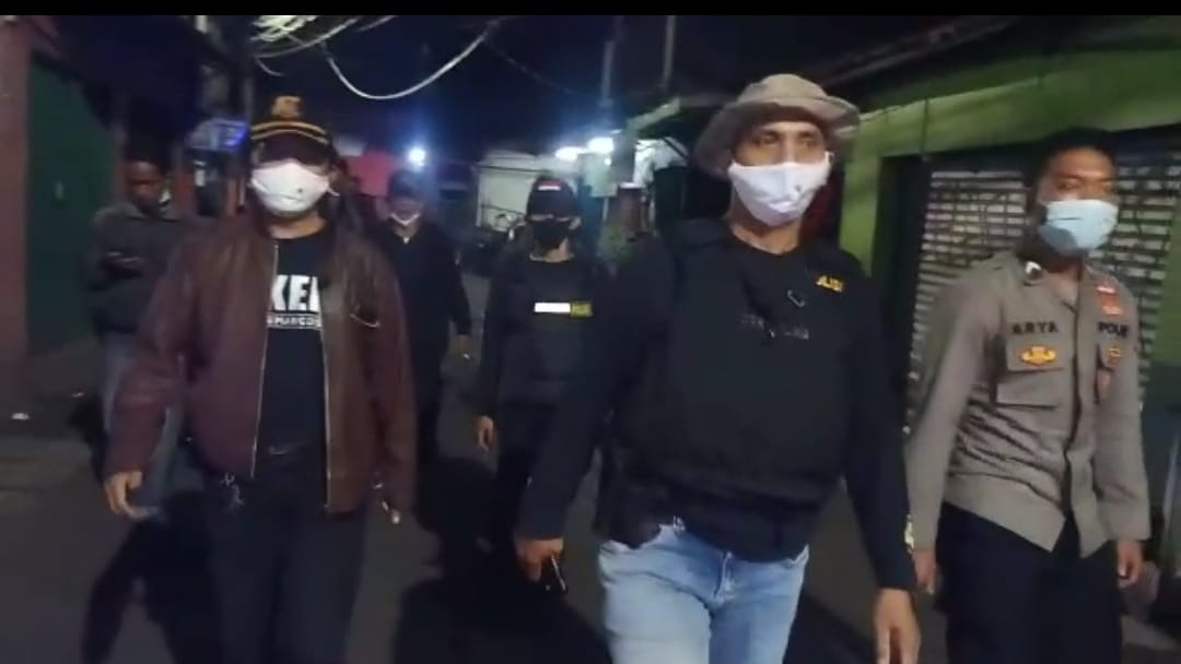 Polsek Palmerah Jakarta Barat Menggelar Patroli Jalan kaki Di Wilayah Yang Kerap Terjadinya Aksi Tawuran
