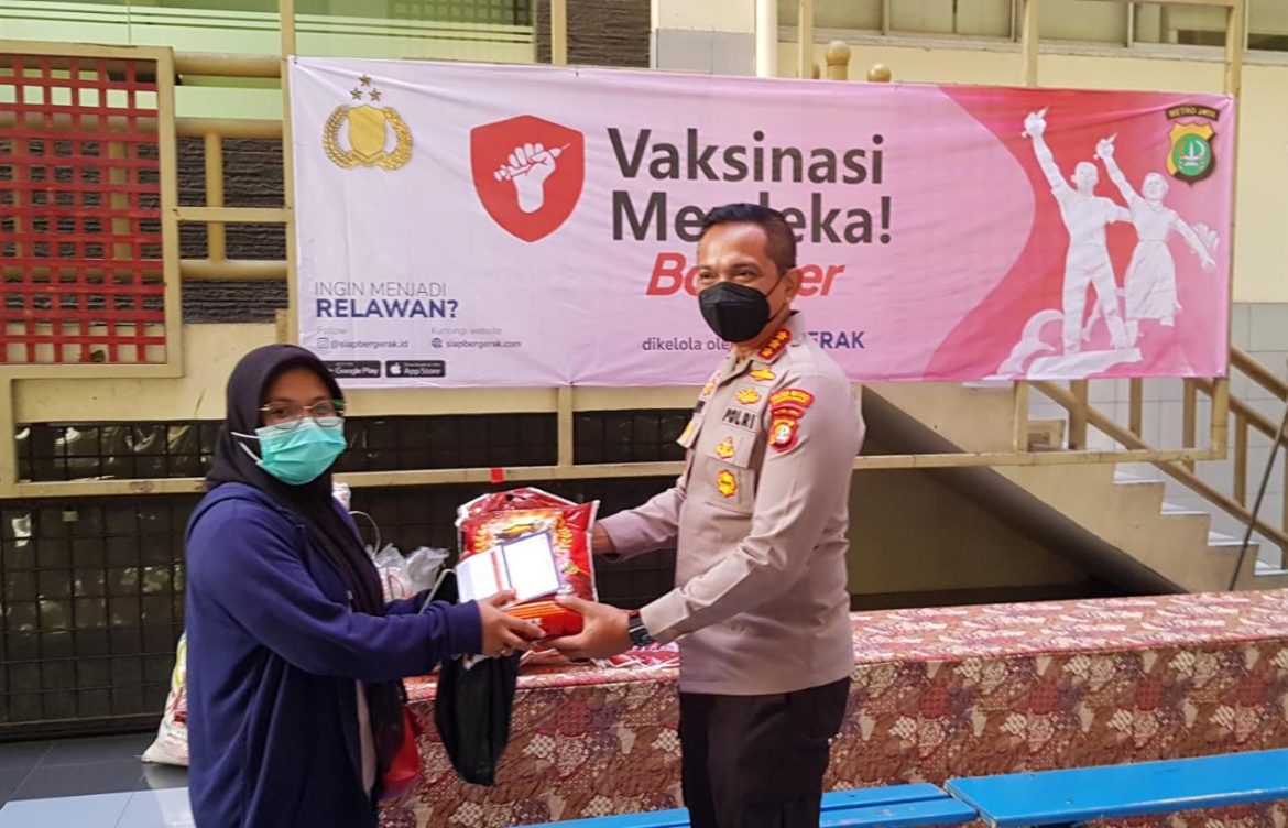 Ratusan Warga Kembangan Jakarta Barat Mengikuti Vaksinasi Covid-19 Yang Di Gelar Di Kampus Mercu Buana
