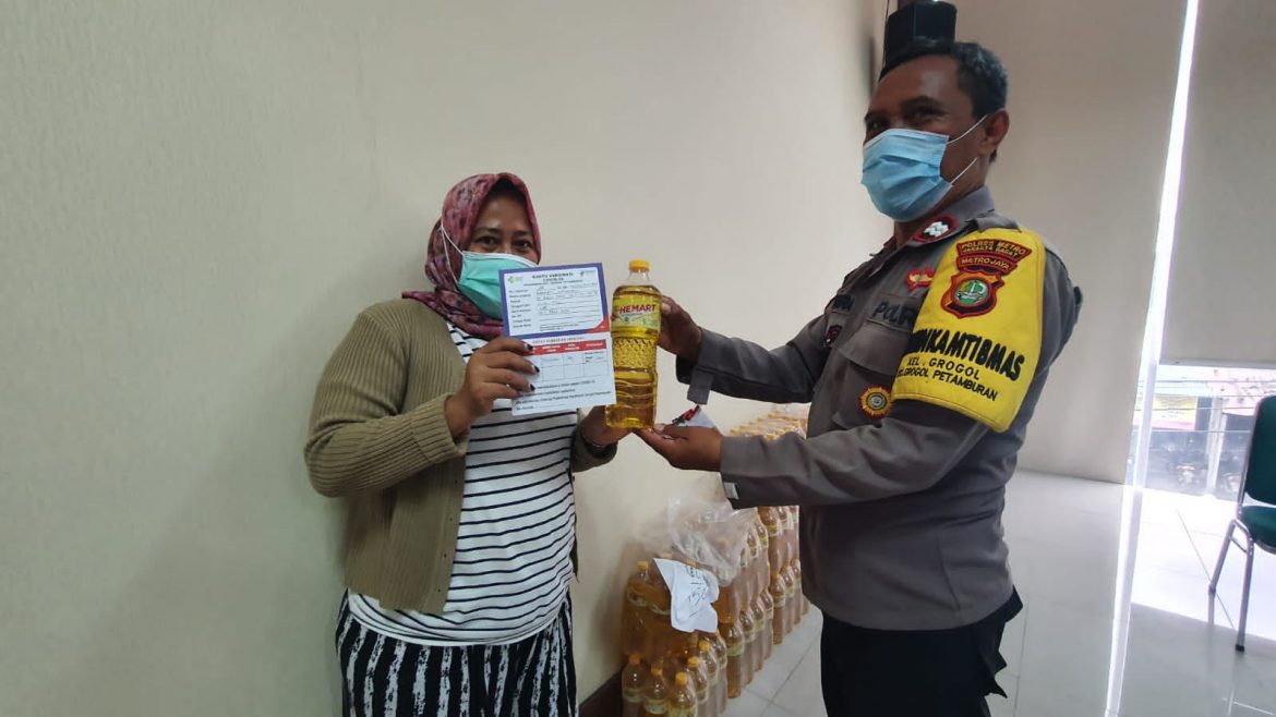 Polsek Tanjung Duren Menggelar Vaksinasi Booster Di Gedung SMP/SMA Ma’arif NU Grogol Jakarta barat