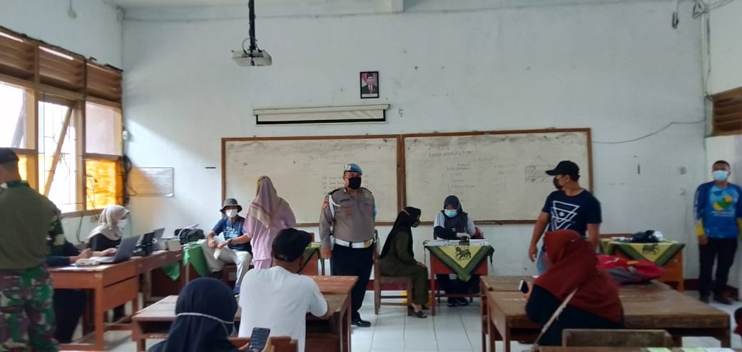 Polsek Banjar Lakukan Pengecekan Gebyar vaksinasi di SMKN 1 Banjar