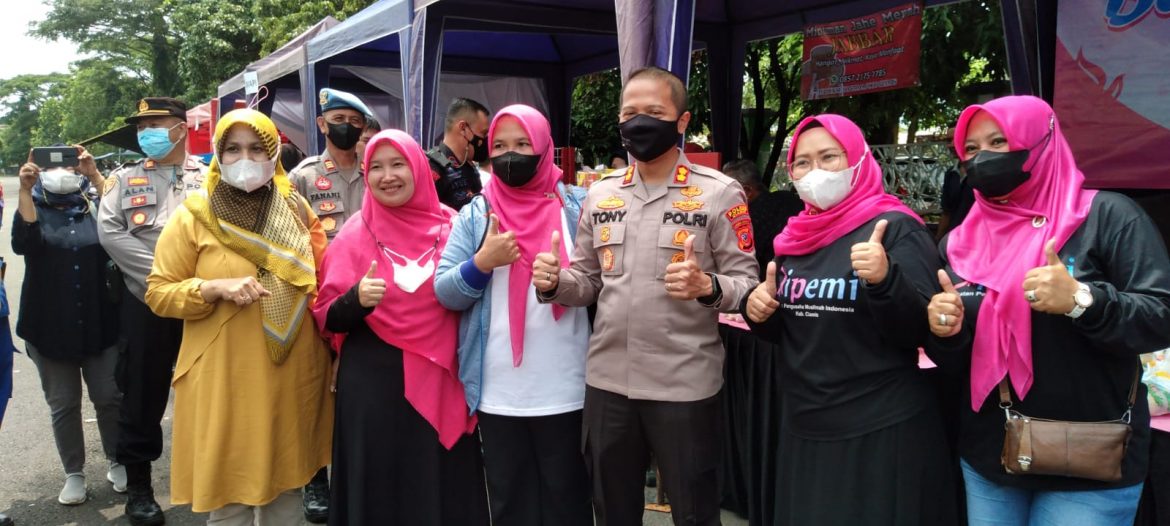 Seusai Meninjau Acara Gebyar Vaksinasi Kapolres Ciamis Sambangi Bazar Sembako UMKM di Ciamis